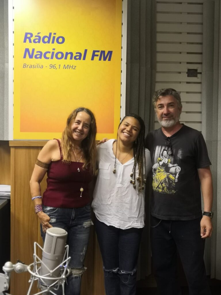 Duas mulheres e um homem no estúdio da Rádio Nacional FM